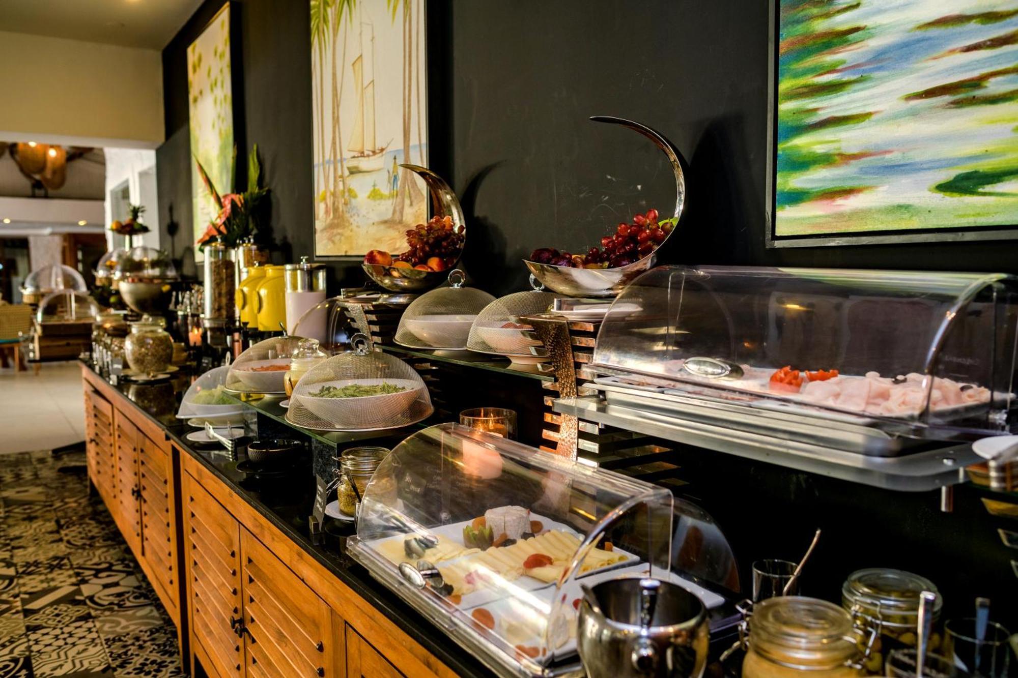 Seasense Boutique Hotel & Spa (Adults Only) Belle Mare Kültér fotó A buffet at a hotel