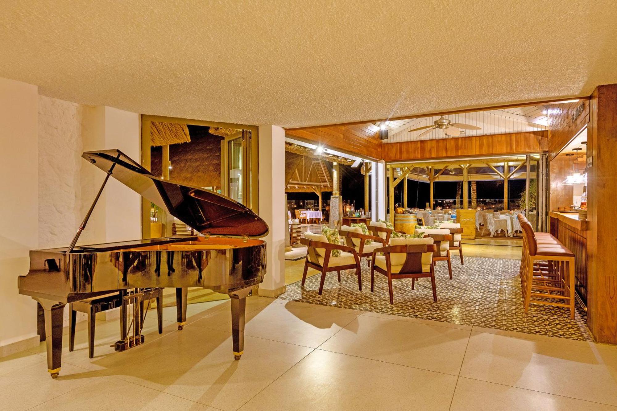 Seasense Boutique Hotel & Spa (Adults Only) Belle Mare Kültér fotó The restaurant at the hotel