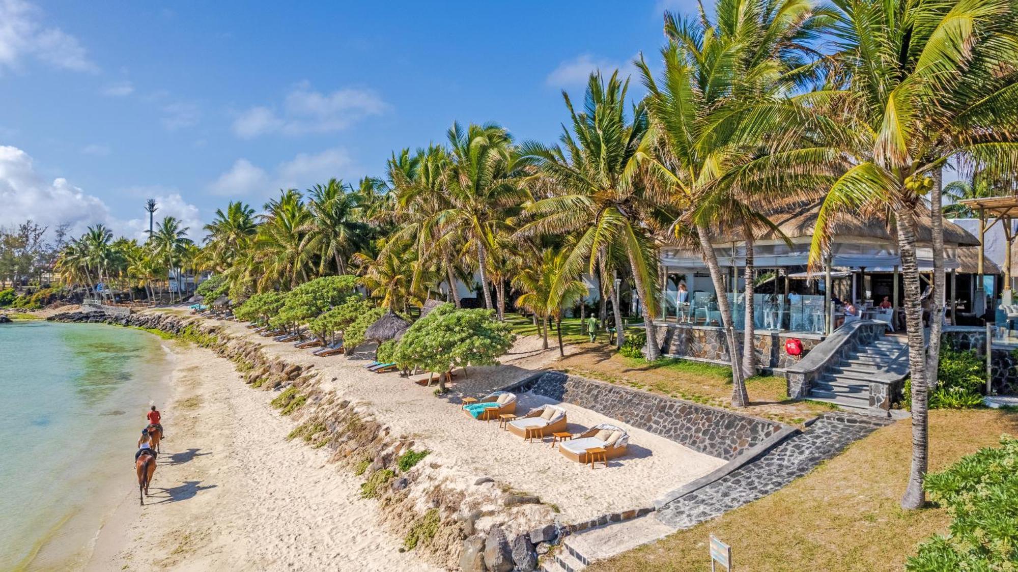 Seasense Boutique Hotel & Spa (Adults Only) Belle Mare Kültér fotó Beachfront villas at the Sheraton Resort