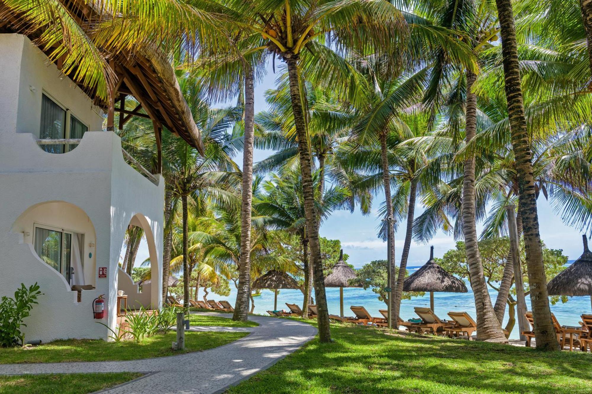 Seasense Boutique Hotel & Spa (Adults Only) Belle Mare Kültér fotó The resort's beachfront